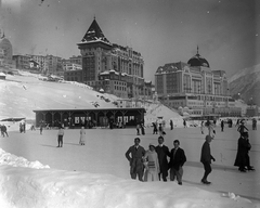 Svájc, St. Moritz, szemben a Badrutt's Palace Hotel, mellette jobbra a Grand-Hotel St. Moritz., 1910, Schoch Frigyes, tél, csoportkép, városkép, életkép, korcsolyázás, Fortepan #27836