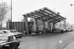 Magyarország, Budapest V., Fővám (Dimitrov) tér, ÁFOR benzinkút, háttérben a Szabadság híd., 1962, Artfókusz, Fábián József, Skoda Octavia, Wartburg 311/312, Fiat 600, Fiat 1100, Budapest, jármű, Fortepan #278360