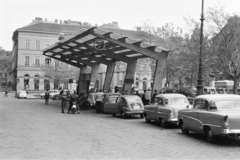 Magyarország, Budapest V.,Budapest IX., Fővám (Dimitrov) tér, ÁFOR benzinkút, háttérben jobbra a Központi Vásárcsarnok., 1962, Artfókusz, Fábián József, Best of, Opel Rekord P1, Fiat 600, Opel Olympia 1955, Trabant 500, Budapest, jármű, Fortepan #278362