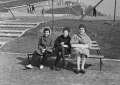 Hungary, Budapest XI., a Citadella alatti déli lejtő, Jubileumi park., 1968, Artfókusz, Budapest, bench, three people, Fortepan #278364