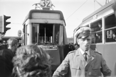 Lengyelország, Varsó, Aleje Jerozolimskie a plac Artura Zawiszy és a plac Sokratesa Starynkiewicza között, a felvétel az Ochota vasútállomás közelében készült., 1963, Artfókusz, Fábián József, villamos, baleset, Fortepan #278372