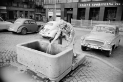 Csehország, Brno, Zelný trh, a felvétel a tér északi sarkán készült., 1963, Artfókusz, Fábián József, Skoda Octavia, tejbolt, szerencsejáték, kút, rendszám, Csehszlovákia, Fortepan #278429