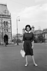 Hungary, Budapest V., Kossuth tér, a felvétel a Parlament előtti készült. Háttérben az Igazságügyi Palota (ekkor Magyar Nemzeti Galéria)., 1960, Artfókusz, summer dresses, lady, Budapest, Fortepan #278453