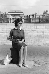 Hungary, Budapest V., a felvétel a pesti alsó rakparton készült, háttérben Kossuth tér 16-17. számú ház látható., 1960, Artfókusz, newspaper, mooring bollard, lady, Budapest, Fortepan #278458