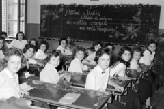 Hungary, Budapest II., Lajos utca 34., az Általános iskola egyik lány osztálya., 1960, Artfókusz, classroom, school desk, blackboard, girls, Budapest, Fortepan #278468