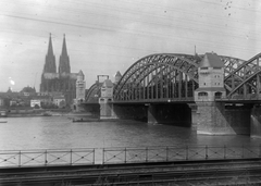 Németország, Köln, Rajna, Hohenzollernbrücke, háttérben a Dóm., 1917, Schoch Frigyes, híd, vasúti híd, ívhíd, Franz Heinrich Schwechten-terv, Fortepan #27847