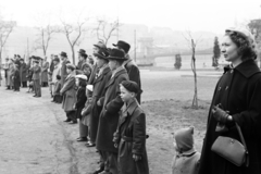 Magyarország, Budapest V., játszótér az Eötvös tér és a Dorottya utca közötti üres telken, háttérben a Széchenyi Lánchíd., 1955, Artfókusz, Fábián József, nők, férfiak, gyerekek, Budapest, Fortepan #278487