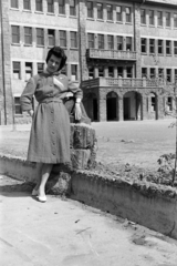 Hungary, Budapest II., Lorántffy Zsuzsanna utca 3., a felvétel a Móricz Zsigmond Gimnázium (később Baár-Madas Református Gimnázium, Általános Iskola és Diákotthon) parkjában készült., 1960, Artfókusz, posture, lady, Budapest, Fortepan #278558