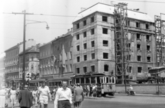 Magyarország, Budapest VIII., Üllői út - József körút kereszteződés, szemben a Corvin (Kisfaludy) köz melletti felújítás alatt álló sarokház látható., 1959, Artfókusz, Fábián József, állvány, Budapest, Fortepan #278602