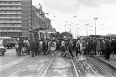 Poland, Warsaw, a mai Rondo Romana Dmowskiego (Aleje Jerozolimskie - ulica Marszalkowska kereszteződés), szemben az Aleje Jerozolimskie., 1960, Artfókusz, public transport line number, accident, tram, Fortepan #278616