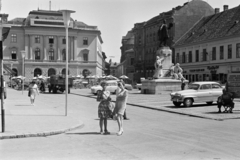 Magyarország, Szeged, Klauzál tér, előtérben Kossuth Lajos szobra (Róna József, 1902.), mögötte a Virág cukrászda terasza. Háttérben az egykori Európa Szálló., 1969, Artfókusz, Fábián József, Fortepan #278624