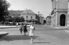 Magyarország, Veszprém, Megyeház (Lenin) tér, jobbra a Megyei Tanács (később Veszprém Megyei Kormányhivatal)., 1969, Artfókusz, Fábián József, Fortepan #278666