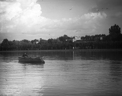 Magyarország,Balaton, Siófok, a Petőfi sétány (Siófoki Korzó) elején lévő Sió és Hullám szálloda a Balaton felől nézve., 1917, Schoch Frigyes, víztükör, csónak, evezés, vízpart, Fortepan #27867