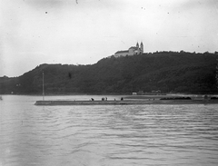 Magyarország,Balaton, Tihany, a kikötő mólója, fent a Bencés Apátság., 1917, Schoch Frigyes, templom, víztükör, kikötő, vízpart, domboldal, domb, apátság, Fortepan #27868