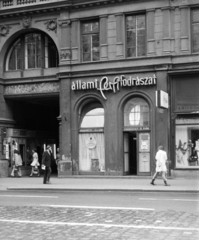 Magyarország, Budapest V., Kossuth Lajos utca, szemben az 1-es számú házban a Budapesti Állami Fodrászat férfi fodrászata., 1973, Artfókusz, Fábián József, fodrászat, Budapest, Fortepan #278710