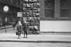 Magyarország, Budapest V., Papnövelde (Eötvös Loránd) utca, a felvétel Cukor utca sarkán, az Apáczai Csere János Gimnázium előtt előtt készült., 1962, Artfókusz, Fábián József, Budapest, Fortepan #278752