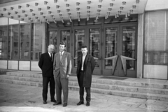 Magyarország, Szombathely, Március 15. tér, a felvétel a Művelődési és Sportház bejárata előtt készült., 1962, Artfókusz, Fábián József, Fortepan #278756