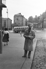 Magyarország, Budapest I., Hunyadi János út, a felvétel az 1-es számú ház előtt készült. Háttérben az autóbusz a Clark Ádám téren áll, mögötte a Lánchíd utca - Sikló utca közötti háztömb látható., 1958, Artfókusz, Fábián József, autóbusz, férfi, utcakép, Budapest, Fortepan #278785