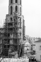 Magyarország, budai Vár, Budapest I., Kapisztrán tér, szemben a felállványozott Mária Magdolna-templom tornya, jobbra az Úri utca., 1958, Artfókusz, Fábián József, állvány, templom, építkezés, Budapest, Fortepan #278796