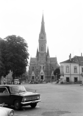 Magyarország, Kőszeg, Fő (Köztársaság) tér, szemben a Jézus Szíve-templom, jobb szélen a Városház utca torkolata., 1970, Artfókusz, Fábián József, Moszkvics 433/434, Trabant-márka, Fortepan #278797