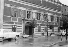 Magyarország, Kőszeg, Jurisics tér 8., Városháza., 1970, Artfókusz, Fábián József, GAZ M21 Volga, Trabant 600, Fortepan #278798