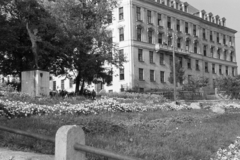 Hungary, Esztergom, előtérben Balassi Bálint szobra (Dózsa-Farkas András, 1938.), mögötte a Majer István út (Makarenkó utca) túloldalán az Esztergomi Tanítóképző Intézet (egykor Érseki Tanítóképző, ma Vitéz János Tanárképző Központ)., 1960, Artfókusz, flower bed, sculpture, Fortepan #278804