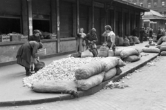 Magyarország, Budapest VII., Garay téri piac, jobbra a háttérben a Péterfy Sándor utca sarkán álló ház látható., 1960, Artfókusz, Fábián József, paprika, piac, Budapest, Fortepan #278811