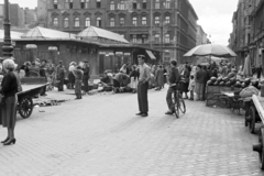 Magyarország, Budapest VII., Garay téri piac,szemben a háttérben a Péterfy Sándor utca sarkán álló ház látható., 1960, Artfókusz, Fábián József, Best of, piac, kerékpár, napernyő, dinnye, vásárlás, Budapest, Fortepan #278812