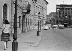 Magyarország, budai Vár, Budapest I., Dísz tér, jobbra a Honvéd Főparancsnokság romos épülete., 1963, Artfókusz, Fábián József, gázlámpa, háttal, állvány, Budapest, Fortepan #278821