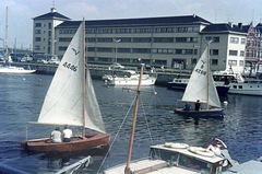 Belgium, Oostende, kikötő, háttérben a Városi Kereskedelmi és Szállodaipari Műszaki Intézet., 1967, Artfókusz, sailboat, colorful, Fortepan #278841