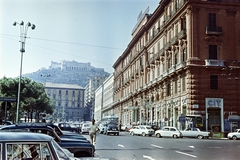 Italy, Naples, Piazza Municipio, szemben Via S. Giacomo, jobbra Via Agostino Depretis. Háttérben a Sant'Elmo-erőd a hasonló nevű dombon, 1967, Artfókusz, colorful, Fortepan #278843