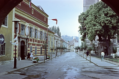 Magyarország, Kőszeg, Jurisics tér a Hősök kapujától a Rajnis utca felé nézve, balra a Városháza, jobbra a kútház és a Szent Imre-templom., 1964, Artfókusz, Fábián József, színes, Fortepan #278860