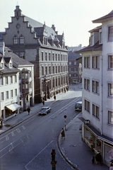 Switzerland, Basel, a Spalenvorstadt a Schützenmattstrasse-ből a Petersgraben felé nézve. A kép a Hotel zum Spalenbrunnen emeletéröl készült, középen az épület az Allgemeine Gewerbeschule und Gewerbemuseum (Általános Ipariskola és Iparmúzeum, később Back on Campus Center Uni Basel)., 1965, Artfókusz, Fortepan #278870