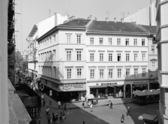 Magyarország, Budapest V., Váci utca, kilátás a 7-es számú házból a Kristóf tér felé., 1986, Artfókusz, Fábián József, Budapest, utcakép, Swissair légitársaság, Fortepan #278880