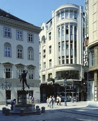 Magyarország, Budapest V., Régi posta utca, Hermész kút, Giovanni da Bologna Merkur szobrának másolata Wild László építész kúttestjén (1985). Háttérben a Váci utca sarkán álló épületek láthatók., 1986, Artfókusz, Fábián József, Budapest, Fortepan #278885