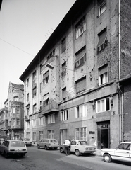 Magyarország, Budapest VIII., Práter utca, szemben a 22. számú ház a Vajdahunyad utca sarkán., 1980, Artfókusz, Fábián József, Budapest, épület, automobil, Fortepan #278902