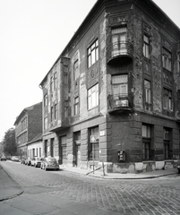 Magyarország, Budapest VIII., Nap utca, szemben a Futó utca házsora a Práter utca felé vezető szakaszon., 1980, Artfókusz, Fábián József, Budapest, sarokház, rendelő, Fortepan #278915