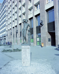 Magyarország, Budapest VII., Károly (Tanács) körút, Apolló-szobra a 9. számú épület előtt., 1986, Artfókusz, Fábián József, Budapest, Fortepan #278923