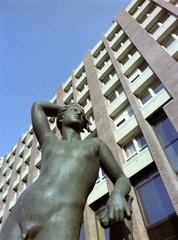 Magyarország, Budapest VII., Károly (Tanács) körút, Apolló-szobra a 9. számú épület előtt., 1986, Artfókusz, Fábián József, Budapest, Fortepan #278924