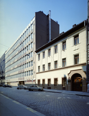 Magyarország, Budapest V., Hercegprímás (Alpári Gyula) utca az Arany János utca felől a Szent István tér irányába nézve., 1983, Artfókusz, Fábián József, Budapest, épület, automobil, Fortepan #278926