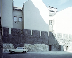 Magyarország, Budapest V., Kálvin tér - Kecskeméti utca sarkán álló üres terület, az egykori pesti városfal maradványa., 1983, Artfókusz, Fábián József, épület, Budapest, automobil, Fortepan #278931