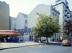 Magyarország, Budapest V., Kálvin tér - Kecskeméti utca sarok, háttérben az egykori pesti városfal maradványa., 1983, Artfókusz, Fábián József, utcakép, megállóhely, automobil, Budapest, Fortepan #278970