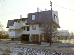 Magyarország, Szentendre, Hegyalja utca - Ady Endre út sarok telkén álló társasház., 1985, Artfókusz, Fábián József, kerítés, ablak, ház, Fortepan #278975