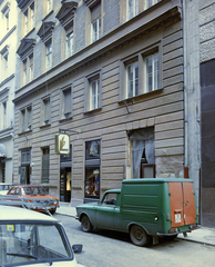 Magyarország, Budapest V., Aranykéz utca, szemben a 3-as számú ház., 1985, Artfókusz, Fábián József, Skoda 105/120, IZS 2715, Budapest, épület, Fortepan #278980