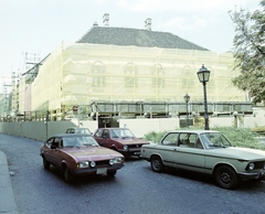 Magyarország, budai Vár, Budapest I., Hess András tér, szemben a felállványozott Vörös Sün ház., 1984, Artfókusz, Fábián József, automobil, Budapest, Fortepan #278999