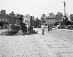 Csehország, Havlíčkův Brod, Havlíčkovo náměstí, előtérben a szökőkút Triton szobrával és jobbra a Mária-oszlop látható., 1955, Artfókusz, Fábián József, szökőkút, Fortepan #279031