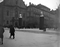 Magyarország, Budapest V., Ferenciek tere, május 1-i dekoráció Lenin és Karl Liebknecht szobrával, háttérben a Belvárosi Ferences templom., 1919, Schoch Frigyes, templom, szobor, járókelő, utcakép, Lenin-ábrázolás, politikai dekoráció, május 1, Tanácsköztársaság, mellszobor, Budapest, Karl Liebknecht-ábrázolás, Fortepan #27904