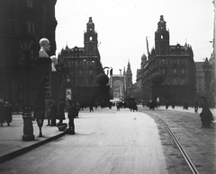 Magyarország, Budapest V., Ferenciek tere a Kossuth Lajos utca felől nézve. Balra május 1-i dekoráció Lenin és Karl Liebknecht szobrával., 1919, Schoch Frigyes, plakát, zászló, szobor, utcakép, Lenin-ábrázolás, politikai dekoráció, május 1, Korb Flóris-terv, Giergl Kálmán-terv, palota, hídfő, Tanácsköztársaság, mellszobor, Budapest, függőhíd, Karl Liebknecht-ábrázolás, Kherndl Antal-terv, Czekelius Aurél-terv, Fortepan #27905