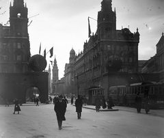 Magyarország, Budapest V., Ferenciek tere, a Klotild paloták előtt Werbőczy István és Pázmány Péter szobra május 1-i dekorációval eltakarva., 1919, Schoch Frigyes, zászló, járókelő, utcakép, villamos, politikai dekoráció, május 1, Korb Flóris-terv, Giergl Kálmán-terv, palota, Tanácsköztársaság, járdasziget, Budapest, viszonylatszám, Fortepan #27906