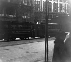 Magyarország, Budapest V., Ferenciek tere a Szabad sajtó (Eskü) útról nézve., 1919, Schoch Frigyes, felirat, villamos, Tanácsköztársaság, jelmondat, Budapest, Fortepan #27907